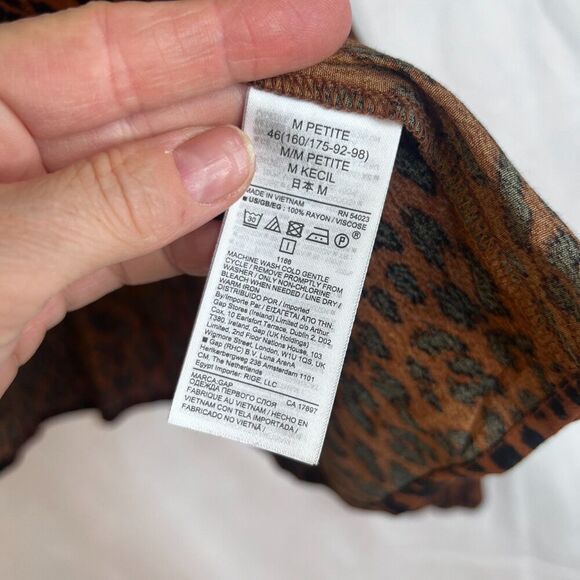 GAP Brown Black Animal Print Ruffled Aline Cropped Blouse Size Medium Petite - Picture 3 of 8